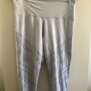 Aerie White/Light Gray Textured Tribal Leggings